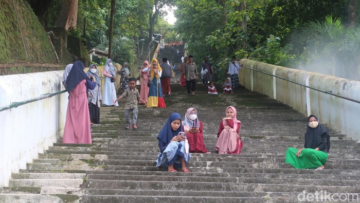 Tangga menuju makam raja-raja di Imogiri, Bantul, Minggu (13/3/2022).