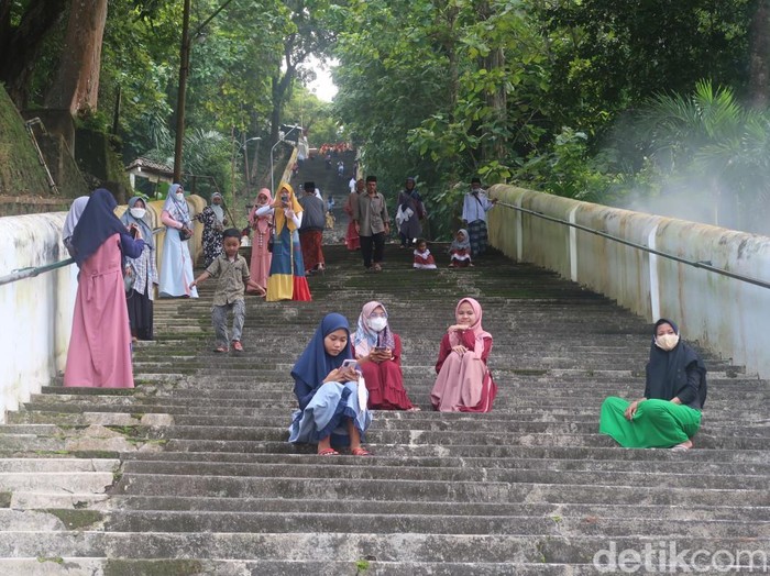 Tangga menuju makam raja-raja di Imogiri, Bantul, Minggu (13/3/2022).