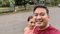 Tata Janeeta menyebut hidupnya dan Raden Brotoseno memang tidak luput dari masalah dan kesalahan. Foto: Instagram @tatajaneetaofficial