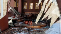 Banguna kafe rusak, barang-barang di dalamnya juga hancur.