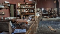 Pemandangan kafe yang rusak akibat penembakan, di Kharkiv, Ukraina, Sabtu 12 Maret 2022.