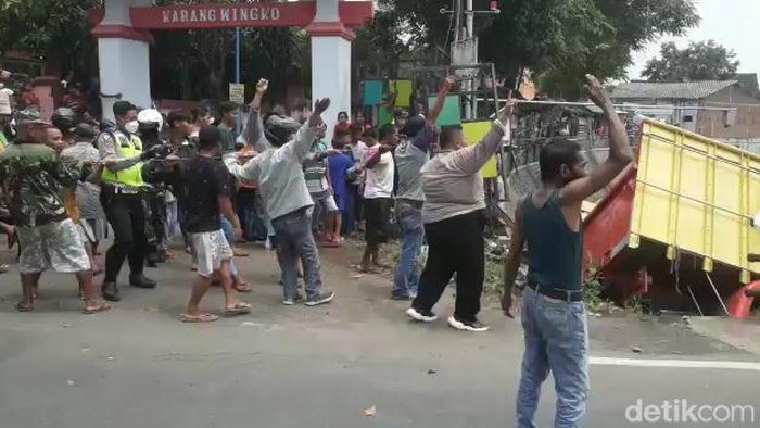 Truk Dievakuasi Setelah 9 Jam Jatuh ke Sungai Gembong