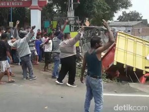 Truk Muat Kasur Dievakuasi Setelah 9 Jam Terjun ke Sungai Gembong Pasuruan