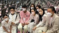 Bird bersama para kerabat yang juga merasakan kesedihan. Foto: TikTok