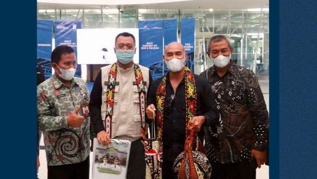 NTB Governor Zulkieflimansyah (second from left) and NTT Governor Viktor Laiskodat (second from right) arrive at Sultan Aji Muhammad Sulaiman Airport, Balikpapan, East Kalimantan, Sunday (13/3/2022).