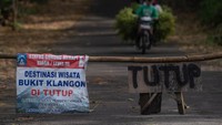 Berdasarkan rekomendasi Balai Penyelidikan dan Pengembangan Teknologi Kebencanaan Geologi (BPPTKG), Pemerintah Kabupaten Sleman menutup sementara sejumlah destinasi wisata yang berada dalam radius lima kilometer dari puncak Gunung Merapi pasca awan panas guguran pada Rabu (9/3).