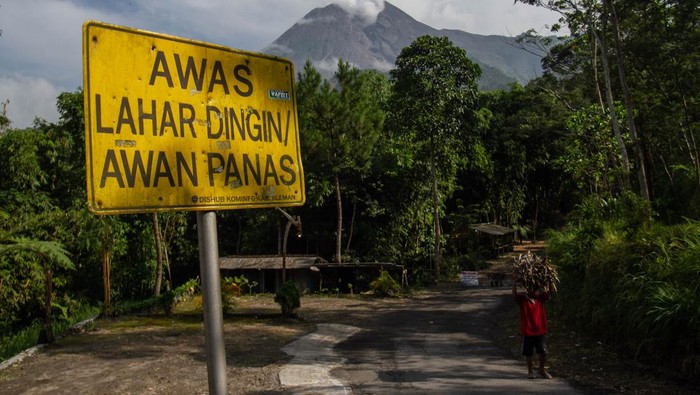 WISATA LERENG GUNUNG MERAPI DI TUTUP Warga melintas usai mencari rumput di Bukit Klangon, Glagaharjo, Cangkringan, Sleman, DI Yogyakarta, Minggu (13/3/2022). Berdasarkan rekomendasi Balai Penyelidikan dan Pengembangan Teknologi Kebencanaan Geologi (BPPTKG), Pemerintah Kabupaten Sleman menutup sementara sejumlah destinasi wisata yang berada dalam radius lima kilometer dari puncak Gunung Merapi pasca awan panas guguran pada Rabu (9/3). ANTARA FOTO/Hendra Nurdiyansyah/foc.