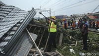Tak hanya di sekitaran Stasiun Tanjung Priok, nantinya penertiban bangunan liar akan terus dikerjakan hingga Stasiun Ancol.  Jarak kedua stasiun sekitar 5 km.