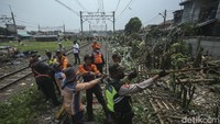 Mayoritas bangunan liar yang ditertibkan merupakan bangunan tidak permanen.  Petugas tidak kesulitan merobohkannya.