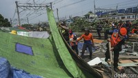 Petugas melakukan penertiban bangunan liar di Jalur KA Stasiun Tanjung Priok, Jakarta Utara, Senin (14/3/2022). Penertiban ini dilakukan untuk menjamin keselamatan dan kelancaran perjalanan kereta api (KA) serta keamanan masyarakat.  