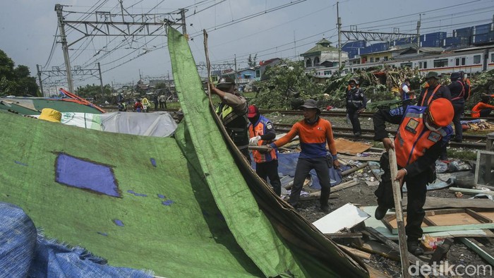 326 Bangunan Liar di Lintas Stasiun Tanjung Priok Ditertibkan Sejumlah petugas melakukan penertiban bangunan liar di Jalur KA Stasiun Tanjung Priok, Jakarta, Senin (14/3/2022). Penertiban ini dilakukan untuk menjamin keselamatan dan kelancaran perjalanan kereta api (KA) serta keamanan masyarakat.