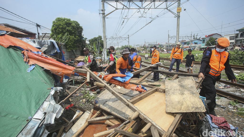 Sejumlah petugas melakukan penertiban bangunan liar di Jalur KA Stasiun Tanjung Priok, Jakarta, Senin (14/3/2022). Penertiban ini dilakukan untuk menjamin keselamatan dan kelancaran perjalanan kereta api (KA) serta keamanan masyarakat.