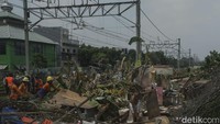 Pembongkaran ratusan bangunan berlangsung tertib.