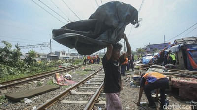 Ratusan Bangunan Liar di Lintas Stasiun Tanjung Priok Dirobohkan