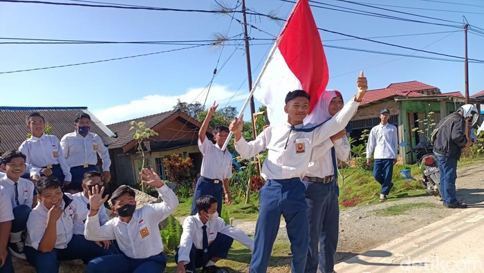Antusias warga Sepaku menyambut presiden Jokowi yang bakal berkemah di IKN hari ini (detikcom/M Budi Kurniawan)