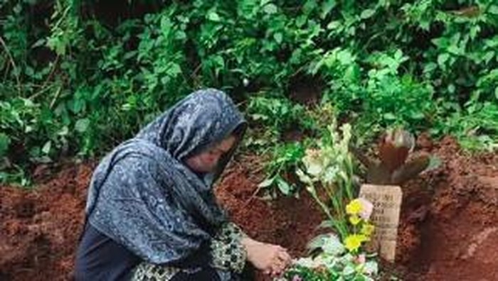 Baby Margaretha tertunduk lesu di makam suami.