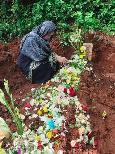 Baby Margaretha tertunduk lesu di makam suami.