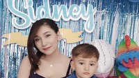 Dari pernikahannya dengan Christian Bradach, Baby dikaruniai dua buah hati. Salah satunya Sidney, yang kala itu ulang tahunnya dirayakan dengan meriah lengkap dengan kue bernuansa dinosaurus.  Foto: Instagram @babymargaretha1