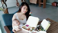 Mengurus semua anaknya dengan telaten, Baby tetap tampil cantik dan awet muda. Salah satu rahasianya adalah dengan rajin menyantap makanan sehat, yang kaya nutrisi namun rendah kalori.  Foto: Instagram @babymargaretha1