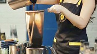 Nah, jadi artis serba bisa. Selain menekuni dunia modeling dan layar lebar, Baby ternyata juga jago meracik kopi sendiri nih. Posenya mirip seperti peracik kopi handal ya? Foto: Instagram @babymargaretha1