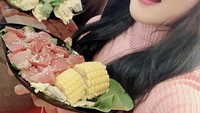 Memiliki banyak teman, Baby sering menghabiskan waktu luangnya untuk berkumpul bersama teman-temannya. Kali ini ia memilih restoran yang menyajikan hidangan shabu-shabu hingga BBQ. Foto: Instagram @babymargaretha1