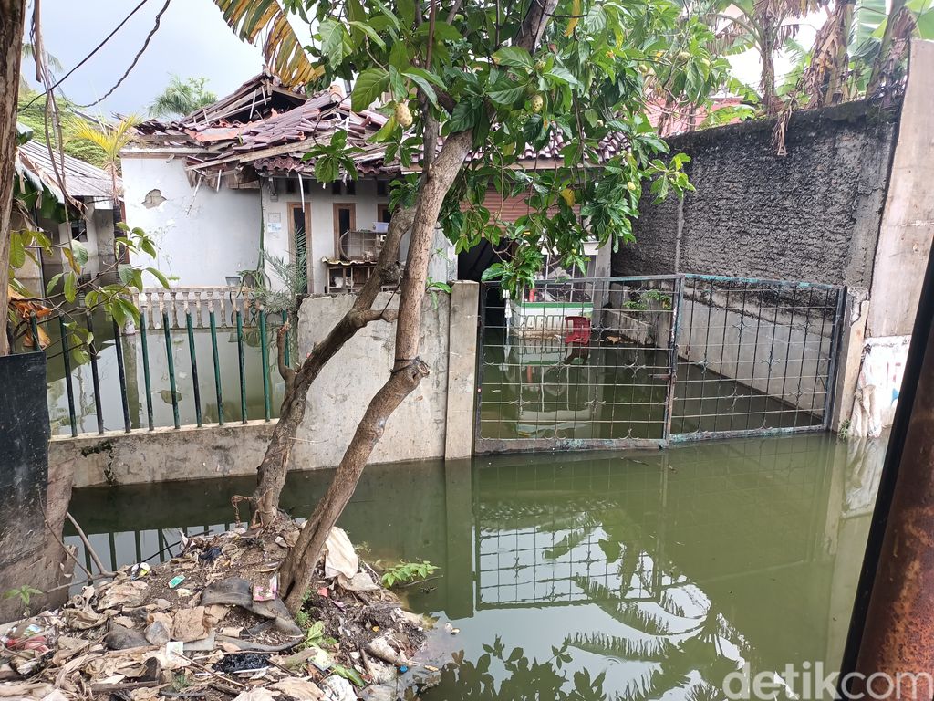 Banjir di Jl Haji Dogol, Gang Statistik, Duren Sawit, Jakarta Timur, 14 Maret 2022. (Karin Nur Secha/detikcom)