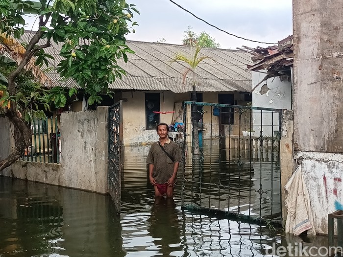 Banjir di Jl Haji Dogol, Gang Statistik, Duren Sawit, Jakarta Timur, 14 Maret 2022. (Karin Nur Secha/detikcom)