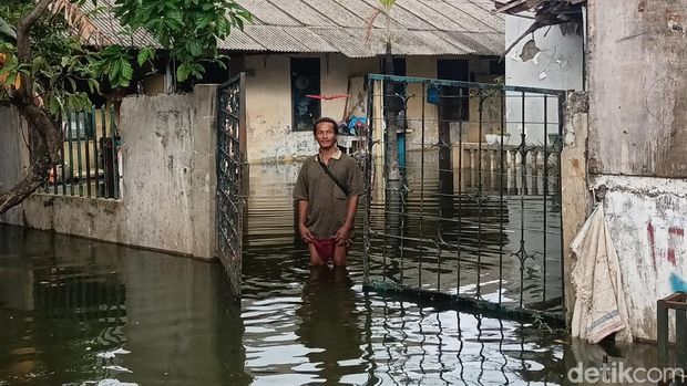 Banjir di Jl Haji Dogol, Gang Statistik, Duren Sawit, Jakarta Timur, 14 Maret 2022. (Karin Nur Secha/detikcom)
