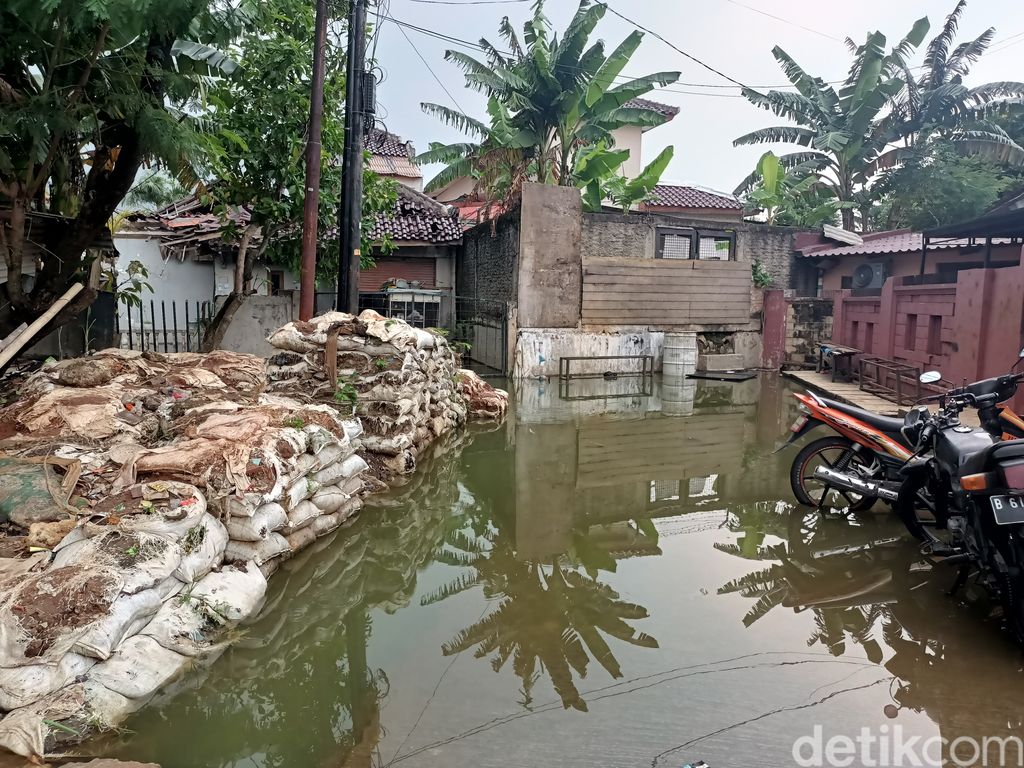 Banjir di Jl Haji Dogol, Gang Statistik, Duren Sawit, Jakarta Timur, 14 Maret 2022. (Karin Nur Secha/detikcom)