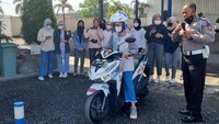 Dalam pelatihan kali ini, ratusan AO PNM Mekaar di wilayah Garut dan Sukabumi diberikan pelatihan langsung safety riding. Menyesuaikan dengan tema safety riding sebelumnya, pelatihan kali ini banyak hal yang perlu di perhatikan dalam berkendara bukan hanya sekedar tata cara berlalu lintas namun juga kelengkapan dalam berkendara, karena faktor tersebut turut mendukung keselamatan dalam berlalu lintas.