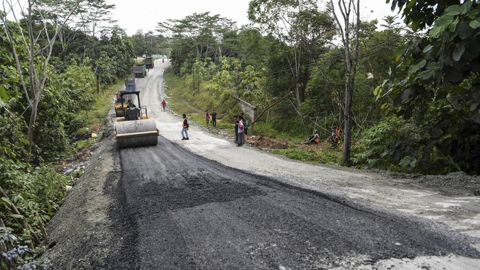 Begini Kondisi Akses Jalan ke IKN Nusantara dari Balikpapan Pekerja dibantu alat berat memperbaiki Jalan Semboja-Sepaku yang sempat rusak di Kecamatan Samboja, Kutai Kartanegara, Kalimantan Timur, Minggu (13/3/2022). Jalan tersebut merupakan akses menuju Ibu Kota Negara (IKN) Nusantara dari Kota Balikpapan, Kalimantan Timur. ANTARA FOTO/Hafidz Mubarak A/hp.