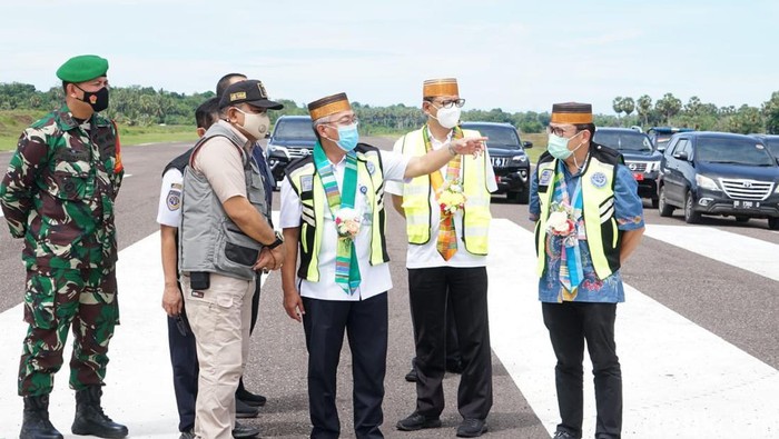 Bupati Bone mendampingi pejabat Kemenhub meninjau Bandara Arung Palakka.