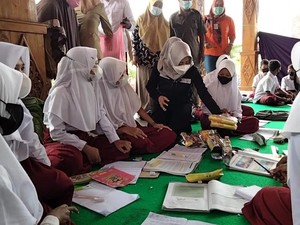 Bupati Mojokerto Salurkan Bantuan Sembako buat Korban Banjir di Kemlagi