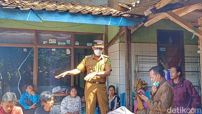 Camat Nagreg Ahmad Arifin di lokasi longsor.