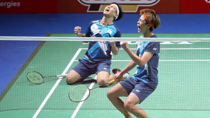 Thailands Dechapol Puavaranukroh (L) and Sapsiree Taerattanachai celebrate beating Japans Yuta Watanabe and Arisa Higashino after the mixed doubles final badminton match of the BWF World Championships in Huelva, on December 19, 2021. (Photo by JOSE JORDAN / AFP)