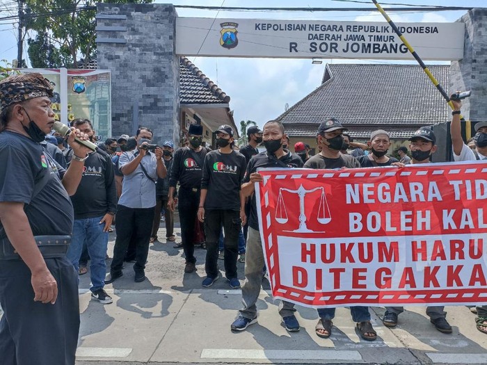 Demo di Polres Jombang minta MSAT anak kiai tersangkan pencabulan santriwati segera ditangkap