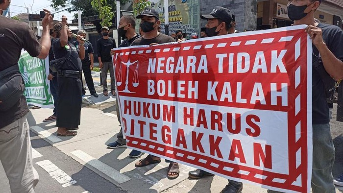 Demo di Polres Jombang minta MSAT anak kiai tersangkan pencabulan santriwati segera ditangkap