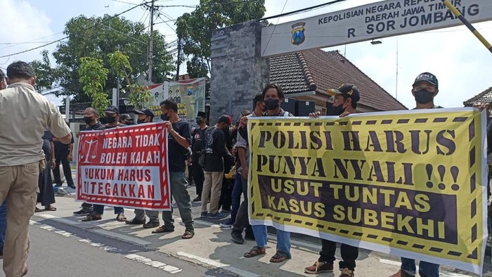 Demo di Polres Jombang minta MSAT anak kiai tersangkan pencabulan santriwati segera ditangkap