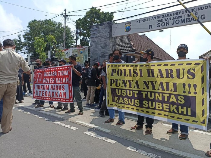 Demo di Polres Jombang minta MSAT anak kiai tersangkan pencabulan santriwati segera ditangkap