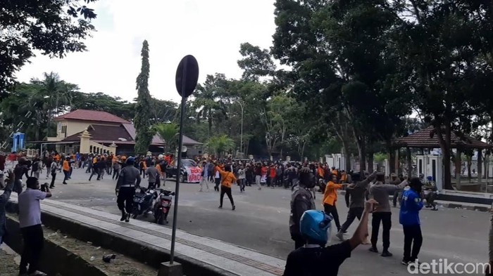 Demo tolak tambang nikel di kantor Gubernur Sultra ricuh usai Satpol PP dilempar batu (detikcom/Nadhir Attamimi)