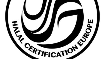 Banyak juga yang label halalnya memakai kaligrafi, misalnya dengan Khat Diwani. Ini label halal dari Halal Certification Europe (HCE) di Inggris dulunya bernama The Muslim Food Board UK. Ayo tebak, mana tulisan halalnya? Foto: Halal Certification Europe UK