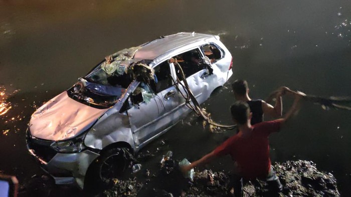 Diduga ugal-ugalan dan tabrak dua warga, sebuah mobil dirusak dan diceburkan warga ke kali.