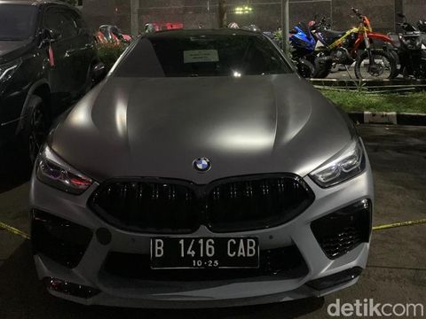 Dittipidsiber Bareskrim Polri menyita Lamborghini hingga BMW tersangka afiliator Quotex, Doni Salmanan. Kedua mobil itu kini terparkir di Bareskrim Polri. (Mulia Budi/detikcom)