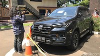 Satu unit Toyota Fortuner hitam. (Hanif Hawari/detikcom)