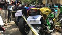 Belasan kendaraan mentereng itu jadi perhatian awak media. (Foto: Hanif Hawari)