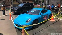 Bareskrim Mabes Polri akhirnya menyita sejumlah aset pribadi milik Doni Salmanan. Salah satu aset yang disita adalah mobil mewah Porsche 911 Carrera S. (Hanif/detikcom)