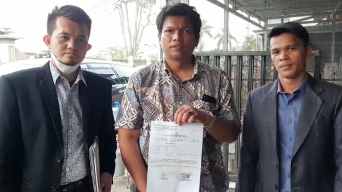 Dosen UIN Suska Riau, Alchudri Munir melaporkan Rektor Prof Hairunas ke Polda Riau.