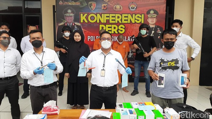 Dua pembobol toko ponsel di Kecamatan Bantarkalong, Kabupaten Tasikmalaya ditangkap. Kepada petugas, mereka mengaku mencuri puluhan ponsel karena terjerat pinjaman online dan judi online.