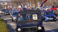 Melansir AP, sejumlah warga Serbia turun ke jalan untuk melakukan konvoi dalam rangka mendukung Rusia yang tengah menjadi sasaran sanksi dunia imbas melakukan serangan ke Ukraina sejak 24 Februari 2022.