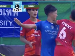 Main Bola ala UFC! Elbow Strike di Lapangan Berbuah Pemecatan